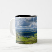 Friedliche Aussicht von Pendle Hill... Zweifarbige Tasse (Vorderseite Links)