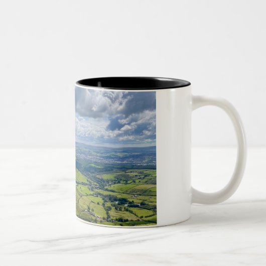 Friedliche Aussicht von Pendle Hill... Zweifarbige Tasse (Rechts)