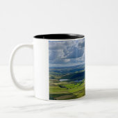 Friedliche Aussicht von Pendle Hill... Zweifarbige Tasse (Links)