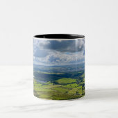 Friedliche Aussicht von Pendle Hill... Zweifarbige Tasse (Mittel)