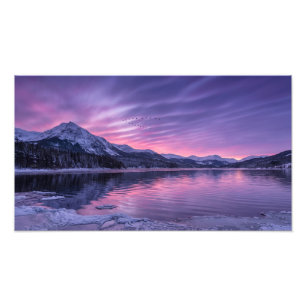 Friedliche Berge, die sich im violetten See spiege Fotodruck