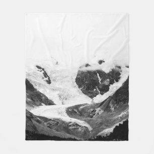 FRIEDLICHE BERGLANDSCHAFT FLEECEDECKE