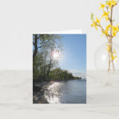 Friedliche Bucht am See, leere Karte (Gelbe Blume)