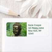 Friedliche Buddha-Statue in einem grünen grünen Wa (Insitu)