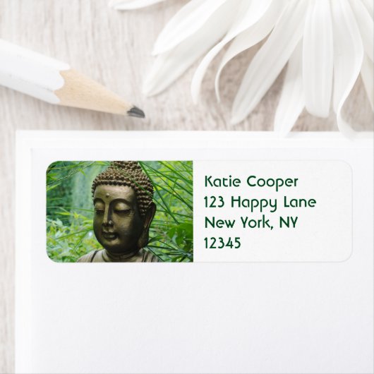 Friedliche Buddha-Statue in einem grünen grünen Wa (Insitu)