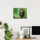 Friedliche Buddha-Statue in einem grünen grünen Wa Poster (Heimbüro)