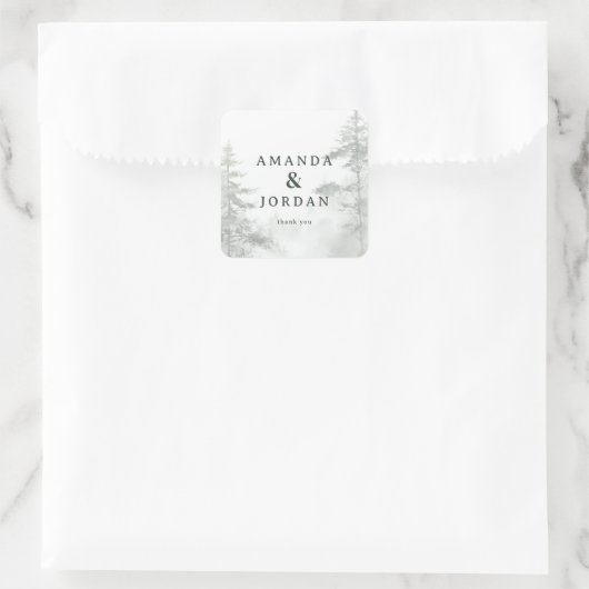 Friedliche graue neblige Waldszene Quadratischer Aufkleber (Tasche)