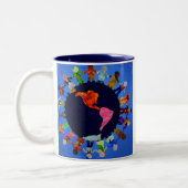 Friedliche Kinder rund um die World Blue Accent Ta Zweifarbige Tasse (Links)