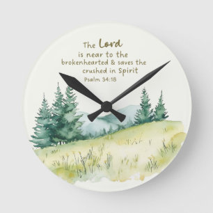 Friedliche Landschaft mit Bibelvers Runde Wanduhr