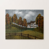 Friedliche Landschaft Saltbox House Hügel Bäume Puzzle (Horizontal)