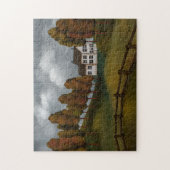 Friedliche Landschaft Saltbox House Hügel Bäume Puzzle (Vertikal)