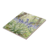 Friedliche lila Blauglöckchen-Waldblüte Fliese (Seite)