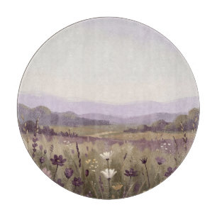 Friedliche lila Wildblumenwiese mit sanften Hügeln Schneidebrett