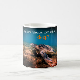 Friedliche Meeresschildkröte entspannt sich auf de Kaffeetasse