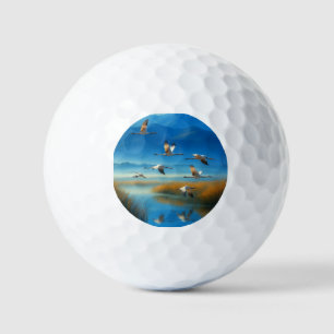 Friedliche Naturszene mit fliegendem Kranich am Se Golfball