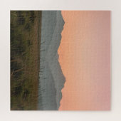 Friedliche rosa Sonnenuntergangsberge wilde Grasla Puzzle (Horizontal)