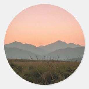 Friedliche rosa Sonnenuntergangsberge wilde Grasla Runder Aufkleber