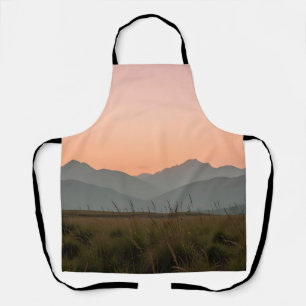 Friedliche rosa Sonnenuntergangsberge wilde Grasla Schürze