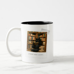 Friedliche schwarze Katze beim Lesen Zweifarbige Tasse