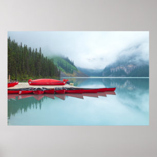 Friedliche Szenerie Lake Louise mit roten Kanus Poster