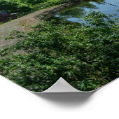 Friedliche Uferpromenade am Wakefield Waterfront Poster (Ecke)