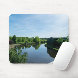 Friedliche Uferpromenade an der Wakefield Waterfro Mousepad