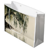 Friedliche Weidenbaum-Reflexions-Naturkunst (11) Große Geschenktüte (Vorderseite Schrägansicht)