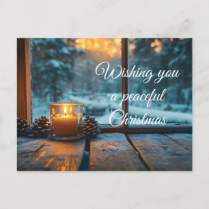 Friedliche Weihnachtsdekoration im Fenster Postkarte
