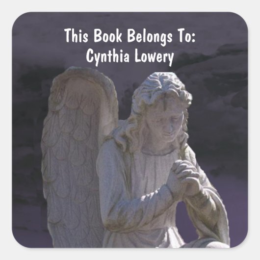 Friedliche weiße betende Engels-Steinstatue lila Quadratischer Aufkleber (Vorderseite)