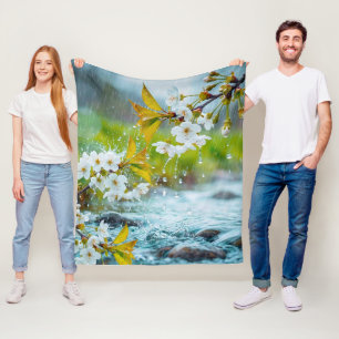 Friedliche weiße Kirschblüten im Frühlingsregen & Fleecedecke