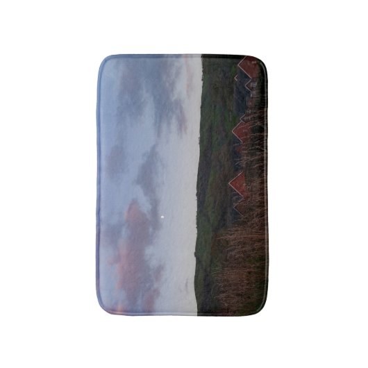 Friedlicher Abend in Newtown Badematte (Vorderseite Vertikal)