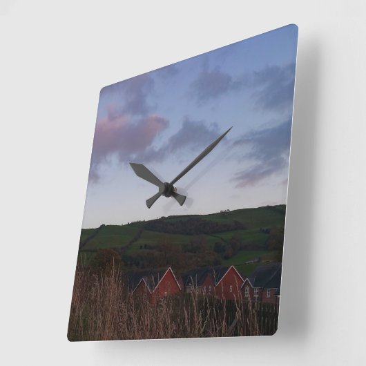 Friedlicher Abend in Newtown Quadratische Wanduhr (Winkel)