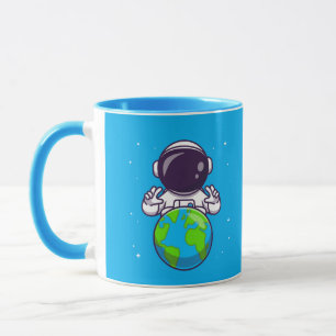 Friedlicher Astronaut hält Planet Erde Tasse