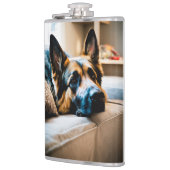 Friedlicher Deutscher Schäferhund schläft drinnen Flachmann (Links)