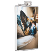 Friedlicher Deutscher Schäferhund schläft drinnen Flachmann (Rechts)