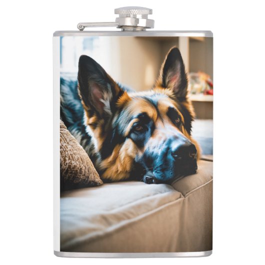 Friedlicher Deutscher Schäferhund schläft drinnen Flachmann (Vorderseite)