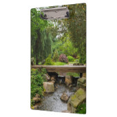 Friedlicher Frühlingsbach Klemmbrett (Links)