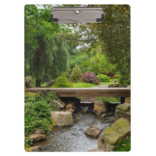 Friedlicher Frühlingsbach Klemmbrett (Vorderseite)