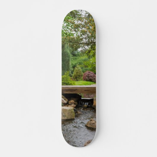 Friedlicher Frühlingsbach Skateboard (Vorne)