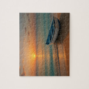 Friedlicher goldener Sonnenuntergang mit Boot am S Puzzle