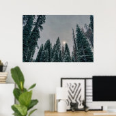 Friedlicher schneebedeckter Wald und Sonne Poster (Heimbüro)