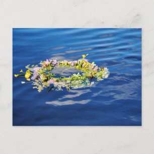 Friedlicher schwimmender Wildblumenkranz auf ruhig Postkarte