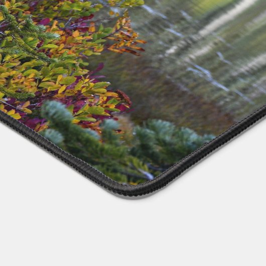 Friedlicher See Lebhafter Fall Farbe Landschaft Schreibtischunterlage (Ecke)