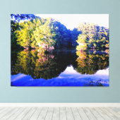 Friedlicher See mit Baumreflexionen Leinwanddruck (Insitu (Holzboden))