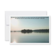 Friedlicher See und entfernte Bäume mit Schrift