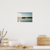 Friedlicher See und entfernte Bäume mit Schrift Poster (Küche)