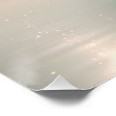 Friedlicher See und entfernte Bäume mit Schrift Poster (Ecke)