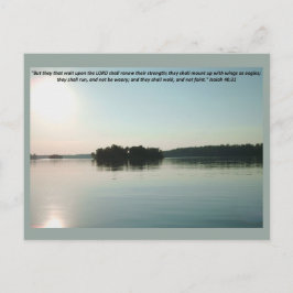 Friedlicher See und entfernte Bäume mit Schrift Postkarte