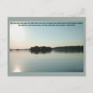 Friedlicher See und entfernte Bäume mit Schrift  Postkarte