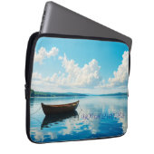 Friedlicher Seelandschaft mit Holzreihenboot Laptopschutzhülle (Vorne Rechts)